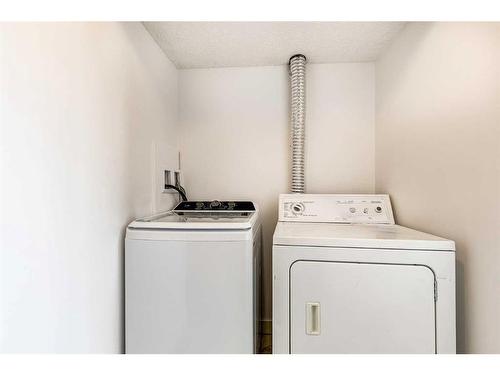 804 44 Street Se, Calgary, AB - Indoor Photo Showing Laundry Room