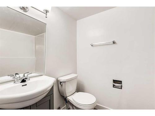 804 44 Street Se, Calgary, AB - Indoor Photo Showing Bathroom