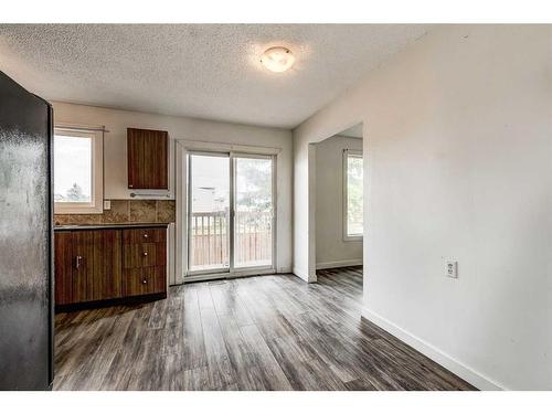 804 44 Street Se, Calgary, AB - Indoor Photo Showing Other Room