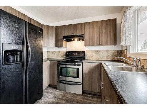 804 44 Street Se, Calgary, AB - Indoor Photo Showing Kitchen With Double Sink