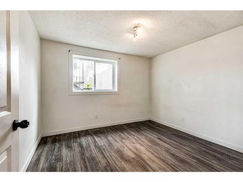 804 44 Street Se, Calgary, AB - Indoor Photo Showing Other Room