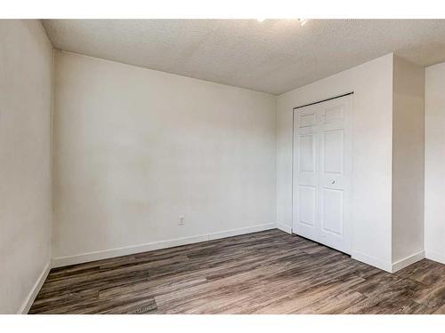 804 44 Street Se, Calgary, AB - Indoor Photo Showing Other Room