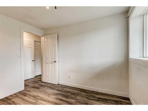 804 44 Street Se, Calgary, AB - Indoor Photo Showing Other Room