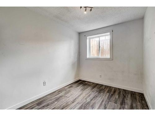 804 44 Street Se, Calgary, AB - Indoor Photo Showing Other Room