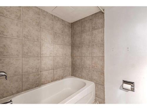 804 44 Street Se, Calgary, AB - Indoor Photo Showing Bathroom