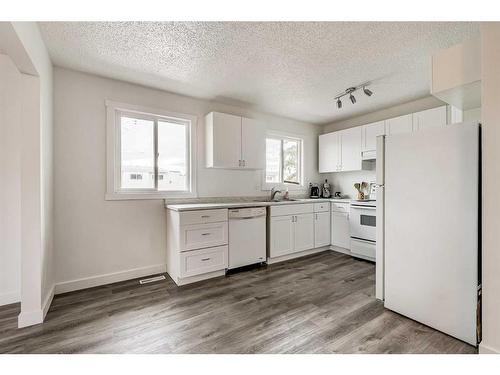 804 44 Street Se, Calgary, AB - Indoor Photo Showing Kitchen