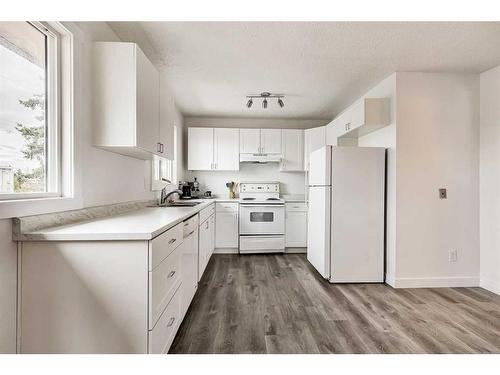 804 44 Street Se, Calgary, AB - Indoor Photo Showing Kitchen