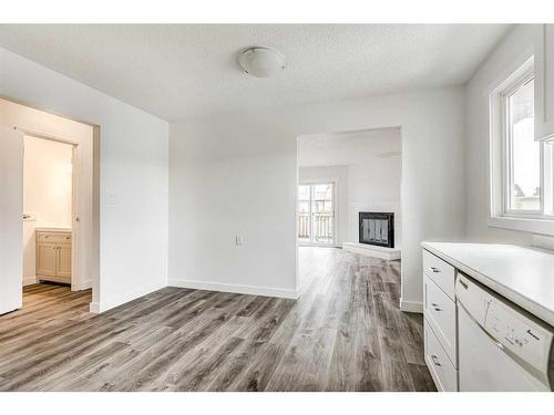 804 44 Street Se, Calgary, AB - Indoor Photo Showing Other Room