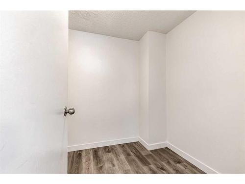 804 44 Street Se, Calgary, AB - Indoor Photo Showing Other Room