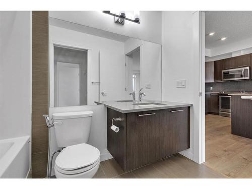 403-214 Sherwood Square Nw, Calgary, AB - Indoor Photo Showing Bathroom