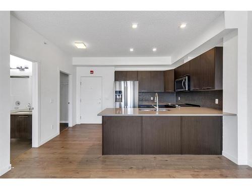 403-214 Sherwood Square Nw, Calgary, AB - Indoor Photo Showing Kitchen With Double Sink