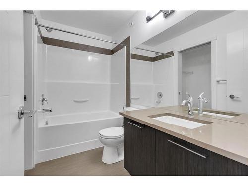 403-214 Sherwood Square Nw, Calgary, AB - Indoor Photo Showing Bathroom