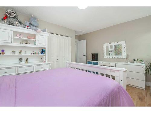 11 Oakmount Way Sw, Calgary, AB - Indoor Photo Showing Bedroom