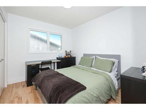 11 Oakmount Way Sw, Calgary, AB - Indoor Photo Showing Bedroom