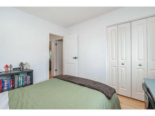 11 Oakmount Way Sw, Calgary, AB - Indoor Photo Showing Bedroom