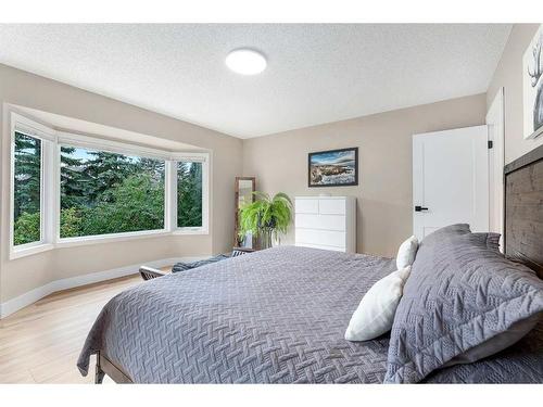 11 Oakmount Way Sw, Calgary, AB - Indoor Photo Showing Bedroom