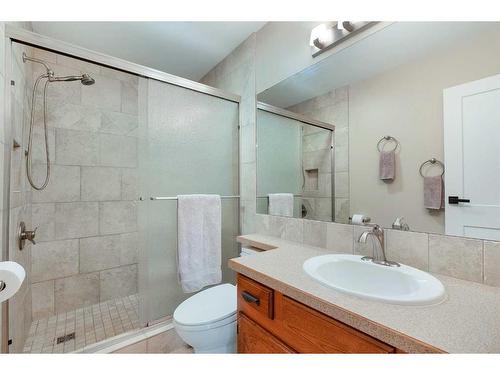 11 Oakmount Way Sw, Calgary, AB - Indoor Photo Showing Bathroom