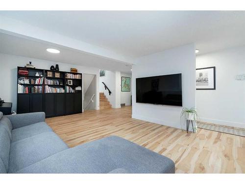 11 Oakmount Way Sw, Calgary, AB - Indoor Photo Showing Living Room