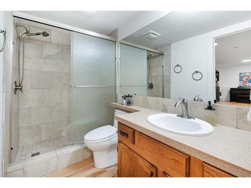 11 Oakmount Way Sw, Calgary, AB - Indoor Photo Showing Bathroom