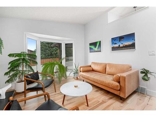 11 Oakmount Way Sw, Calgary, AB - Indoor Photo Showing Living Room