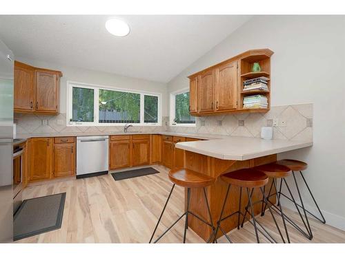 11 Oakmount Way Sw, Calgary, AB - Indoor Photo Showing Kitchen