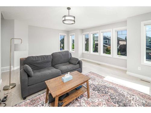 35 Aspen Summit Mount Sw, Calgary, AB - Indoor Photo Showing Living Room