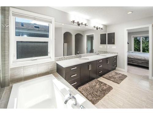 35 Aspen Summit Mount Sw, Calgary, AB - Indoor Photo Showing Bathroom