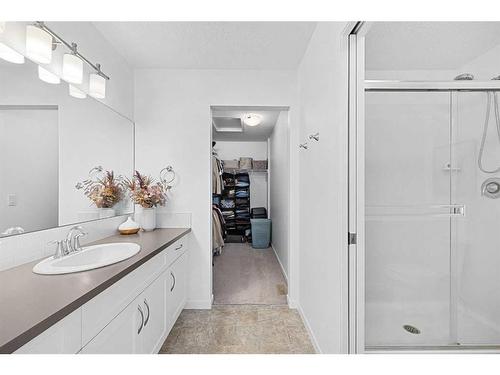 277 Willow Park, Cochrane, AB - Indoor Photo Showing Bathroom