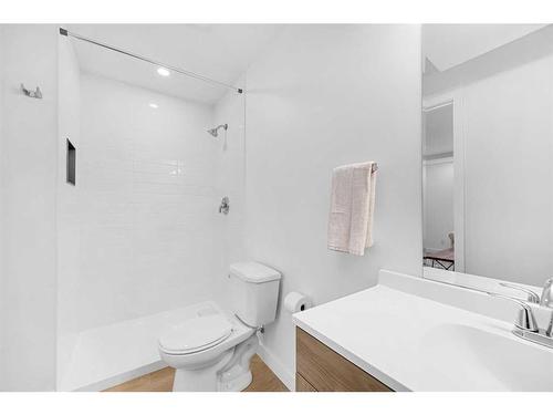 277 Willow Park, Cochrane, AB - Indoor Photo Showing Bathroom