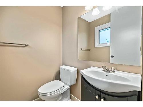 448 Ogden Drive Se, Calgary, AB - Indoor Photo Showing Bathroom