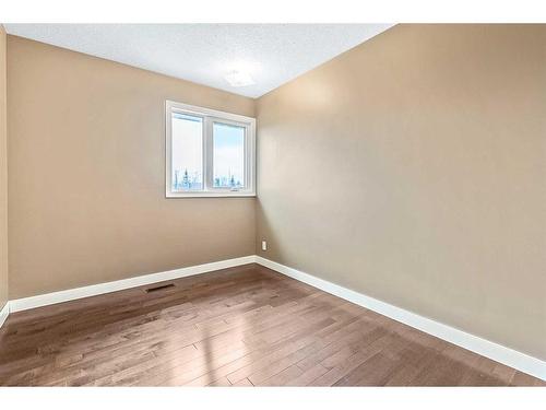 448 Ogden Drive Se, Calgary, AB - Indoor Photo Showing Other Room