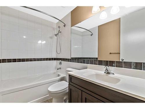 448 Ogden Drive Se, Calgary, AB - Indoor Photo Showing Bathroom