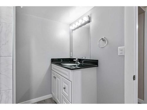 448 Ogden Drive Se, Calgary, AB - Indoor Photo Showing Bathroom