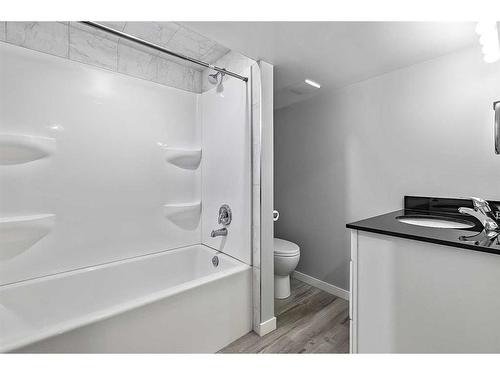 448 Ogden Drive Se, Calgary, AB - Indoor Photo Showing Bathroom