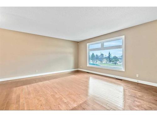 448 Ogden Drive Se, Calgary, AB - Indoor Photo Showing Other Room