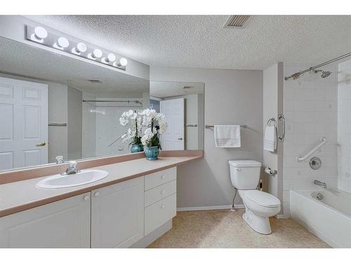 3216-3216 Sienna Park Green Sw, Calgary, AB - Indoor Photo Showing Bathroom