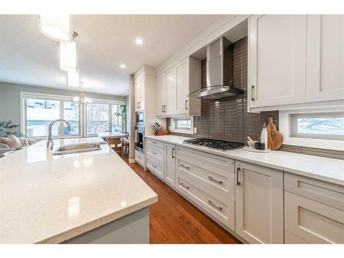 4815 19 Street Sw, Calgary, AB - Indoor Photo Showing Kitchen With Upgraded Kitchen