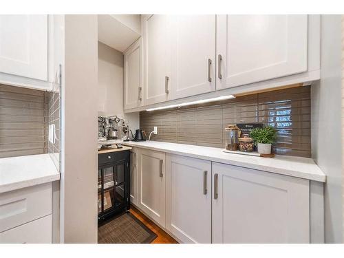 4815 19 Street Sw, Calgary, AB - Indoor Photo Showing Kitchen