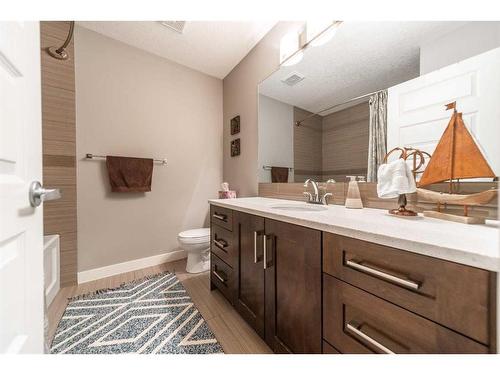 4815 19 Street Sw, Calgary, AB - Indoor Photo Showing Bathroom