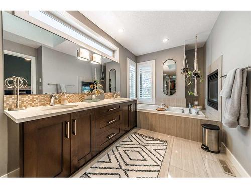 4815 19 Street Sw, Calgary, AB - Indoor Photo Showing Bathroom