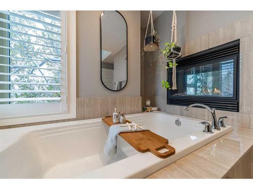 4815 19 Street Sw, Calgary, AB - Indoor Photo Showing Bathroom