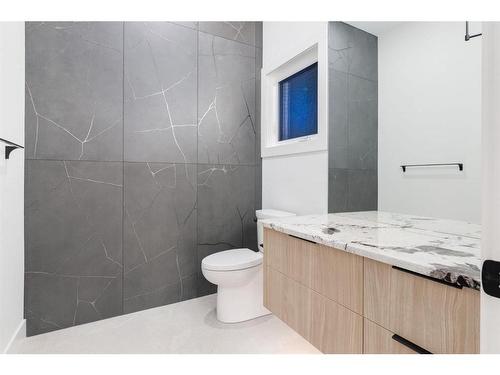 1920 10 Avenue Nw, Calgary, AB - Indoor Photo Showing Bathroom