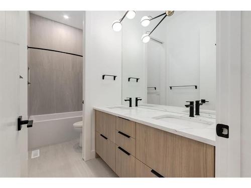 1920 10 Avenue Nw, Calgary, AB - Indoor Photo Showing Bathroom