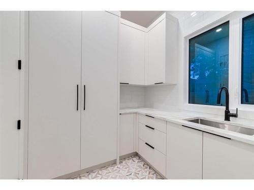 1920 10 Avenue Nw, Calgary, AB - Indoor Photo Showing Kitchen