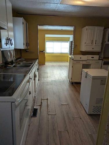 514 3 Avenue, Bassano, AB - Indoor Photo Showing Kitchen With Double Sink