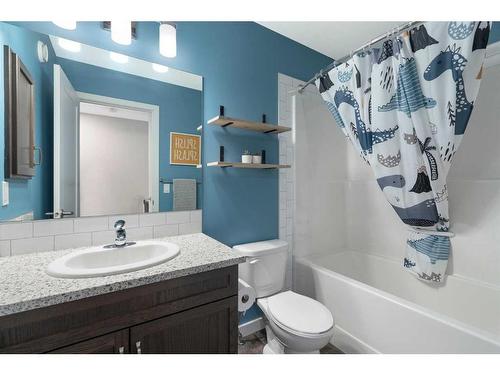 71 Ravenstern Point Se, Airdrie, AB - Indoor Photo Showing Bathroom