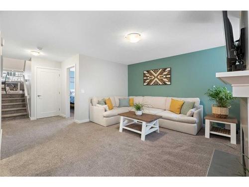 71 Ravenstern Point Se, Airdrie, AB - Indoor Photo Showing Living Room