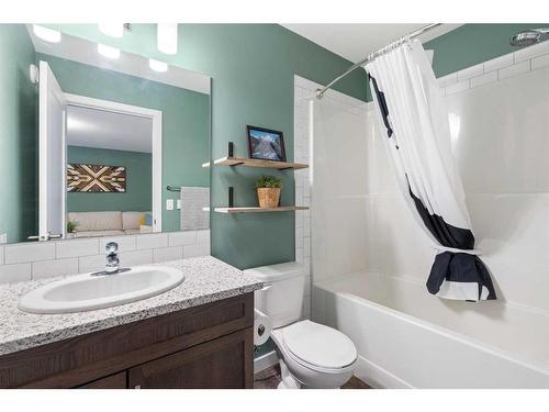 71 Ravenstern Point Se, Airdrie, AB - Indoor Photo Showing Bathroom