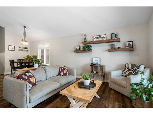 71 Ravenstern Point Se, Airdrie, AB - Indoor Photo Showing Living Room