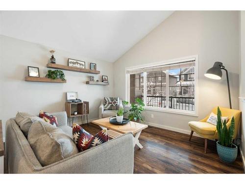 71 Ravenstern Point Se, Airdrie, AB - Indoor Photo Showing Living Room